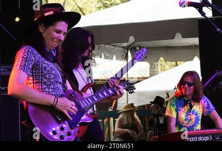 Live Oak, Usa. Oktober 2023. Die Ain't Sisters treten beim siebten jährlichen Suwannee Roots Revival Musikfestival im Spirit of the Suwannee Music Park in Live Oak auf. (Foto: Paul Hennessy/SOPA Images/SIPA USA) Credit: SIPA USA/Alamy Live News Stockfoto