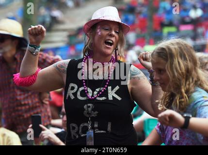 Live Oak, Usa. Oktober 2023. Beim siebten jährlichen Musikfestival Suwannee Roots Revival im Spirit of the Suwannee Music Park in Live Oak tanzen die Menschen zur Musik. (Foto: Paul Hennessy/SOPA Images/SIPA USA) Credit: SIPA USA/Alamy Live News Stockfoto