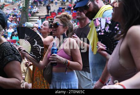 Live Oak, Usa. Oktober 2023. Beim siebten jährlichen Musikfestival Suwannee Roots Revival im Spirit of the Suwannee Music Park in Live Oak tanzen die Menschen zur Musik. (Foto: Paul Hennessy/SOPA Images/SIPA USA) Credit: SIPA USA/Alamy Live News Stockfoto