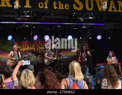 Live Oak, Usa. Oktober 2023. Die Ain't Sisters treten beim siebten jährlichen Suwannee Roots Revival Musikfestival im Spirit of the Suwannee Music Park in Live Oak auf. (Foto: Paul Hennessy/SOPA Images/SIPA USA) Credit: SIPA USA/Alamy Live News Stockfoto