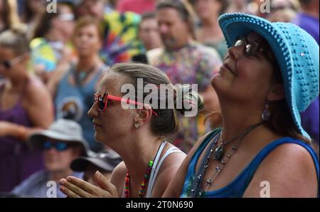 Live Oak, Usa. Oktober 2023. Die Menschen genießen die Musik beim siebten jährlichen Musikfestival Suwannee Roots Revival im Spirit of the Suwannee Music Park in Live Oak. (Foto: Paul Hennessy/SOPA Images/SIPA USA) Credit: SIPA USA/Alamy Live News Stockfoto
