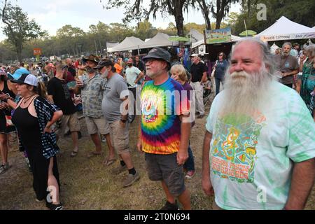 Live Oak, Usa. Oktober 2023. Die Menschen genießen die Musik beim siebten jährlichen Musikfestival Suwannee Roots Revival im Spirit of the Suwannee Music Park in Live Oak. (Foto: Paul Hennessy/SOPA Images/SIPA USA) Credit: SIPA USA/Alamy Live News Stockfoto