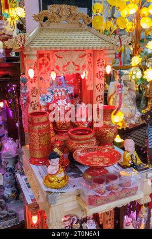 Hanoi, Vietnam. Buddhistische Hausaltar-Dekorationen zum Verkauf. Stockfoto