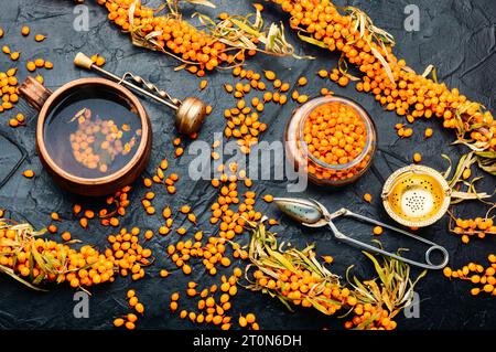 Gesunder Herbsttee, hausgemachter Tee mit frischem Sanddorn Stockfoto