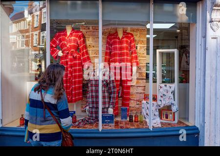 Weibliche Schaufensterläuferin in Sidmouth Devon Stockfoto