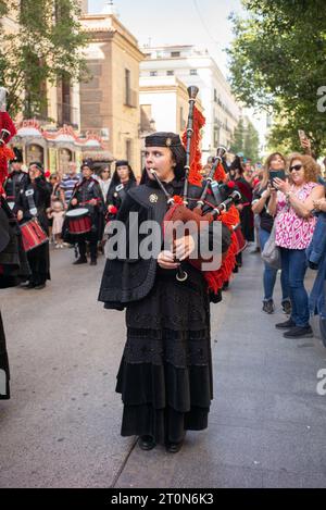 Musiker der Real Banda de Gaitas treten während des HISPANIDAD 2023 Festivals in der Puerta del Sol in Madrid am 8. Oktober 2023 auf Stockfoto