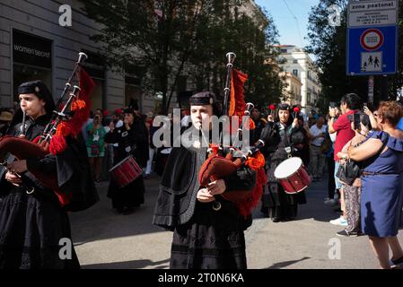 Musiker der Real Banda de Gaitas treten während des HISPANIDAD 2023 Festivals in der Puerta del Sol in Madrid am 8. Oktober 2023 auf Stockfoto