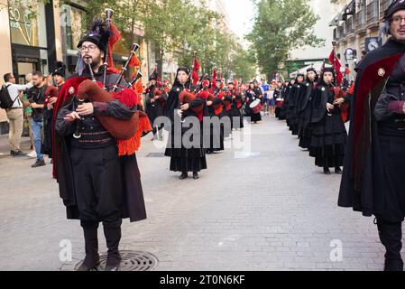 Musiker der Real Banda de Gaitas treten während des HISPANIDAD 2023 Festivals in der Puerta del Sol in Madrid am 8. Oktober 2023 auf Stockfoto