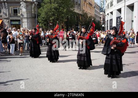 Musiker der Real Banda de Gaitas treten während des HISPANIDAD 2023 Festivals in der Puerta del Sol in Madrid am 8. Oktober 2023 auf Stockfoto