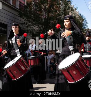 Musiker der Real Banda de Gaitas treten während des HISPANIDAD 2023 Festivals in der Puerta del Sol in Madrid am 8. Oktober 2023 auf Stockfoto