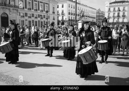 Musiker der Real Banda de Gaitas treten während des HISPANIDAD 2023 Festivals in der Puerta del Sol in Madrid am 8. Oktober 2023 auf Stockfoto