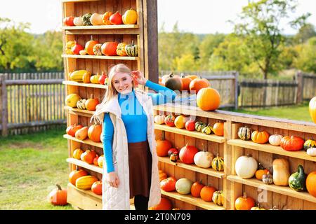 Blondes Mädchen auf dem Markt der Pumpfarm Stockfoto