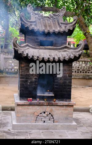 Hanoi, Vietnam. Verbrennungsanlage für Brandopfer im Quan Thanh Tempel, einem taoistischen Tempel. Stockfoto