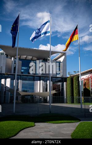 Berlin, Deutschland. Oktober 2023. Die Flagge Israels fliegt neben der europäischen und deutschen Flagge vor dem Bundeskanzleramt. Quelle: Fabian Sommer/dpa/Alamy Live News Stockfoto