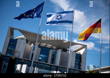 Berlin, Deutschland. Oktober 2023. Die Flagge Israels fliegt neben der europäischen und deutschen Flagge vor dem Bundeskanzleramt. Quelle: Fabian Sommer/dpa/Alamy Live News Stockfoto