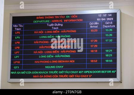 Hanoi, Vietnam. Zugfahrplan im Bahnhof Long Bien. Stockfoto