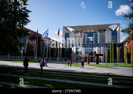 Berlin, Deutschland. Oktober 2023. Die Flagge Israels fliegt neben der europäischen und deutschen Flagge vor dem Bundeskanzleramt. Quelle: Fabian Sommer/dpa/Alamy Live News Stockfoto