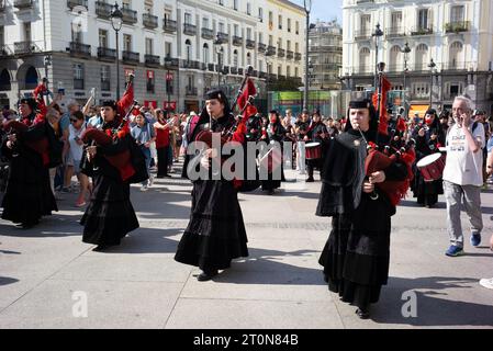 Madrid, Spanien. Oktober 2023. Musiker der Real Banda de Gaitas treten während des HISPANIDAD 2023 Festivals in der Puerta del Sol in Madrid, 8. Oktober 2023, Spanien auf (Foto: Oscar Gonzalez/SIPA USA) (Foto: Oscar Gonzalez/SIPA USA) Credit: SIPA USA/Alamy Live News Stockfoto