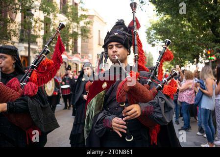 Madrid, Spanien. Oktober 2023. Musiker der Real Banda de Gaitas treten während des HISPANIDAD 2023 Festivals in der Puerta del Sol in Madrid, 8. Oktober 2023, Spanien auf (Foto: Oscar Gonzalez/SIPA USA) (Foto: Oscar Gonzalez/SIPA USA) Credit: SIPA USA/Alamy Live News Stockfoto