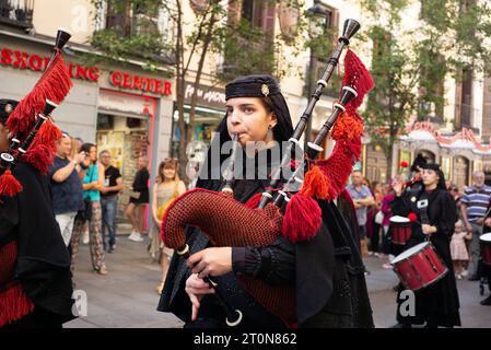 Madrid, Spanien. Oktober 2023. Musiker der Real Banda de Gaitas treten während des HISPANIDAD 2023 Festivals in der Puerta del Sol in Madrid, 8. Oktober 2023, Spanien auf (Foto: Oscar Gonzalez/SIPA USA) (Foto: Oscar Gonzalez/SIPA USA) Credit: SIPA USA/Alamy Live News Stockfoto