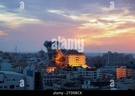 Gaza/Jerusalem. Oktober 2023. Nach einem israelischen Luftangriff in Gaza-Stadt am 7. Oktober 2023 steigt Rauch auf. Quelle: Rizek Abdeljawad/Xinhua/Alamy Live News Stockfoto