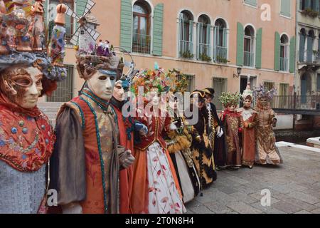 Eine Gruppe von Männern und Frauen, die sich für den Karneval in Venedig verkleidet haben Stockfoto