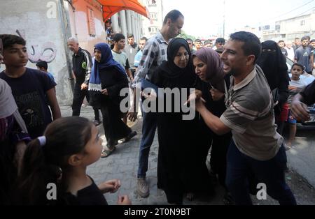 Rafah, Gaza. Mai 2023. Frauen trauern während der Beerdigung von Mitgliedern der Abu Quta-Familie, die bei israelischen Streiks auf die palästinensische Stadt Rafah im südlichen Gazastreifen am 8. Oktober 2023 getötet wurden. Die Kämpfe zwischen den israelischen Truppen und der militanten palästinensischen Gruppe Hamas wüteten am 8. Oktober, wobei auf beiden Seiten Hunderte getötet wurden. Foto: Ismael Mohamad/UPI. Quelle: UPI/Alamy Live News Stockfoto