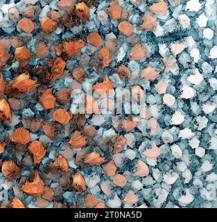 Abstrakte 3D-Objekte in Orange, Blau und weiß auf blauem Hintergrund. 3D-Abbildung, 3D-Rendering Stockfoto