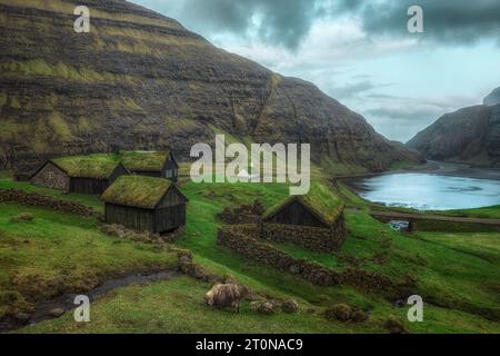 Saksun ist ein traditionelles färöisches Dorf mit Rasenhäusern auf der Insel Streymoy auf den Färöern Stockfoto