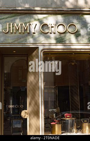 Budapest, Ungarn. Oktober 2023. Das Jimmy Choo Geschäft entlang des eleganten Boulevard Andrassy im Zentrum von Budapest. Quelle: SOPA Images Limited/Alamy Live News Stockfoto