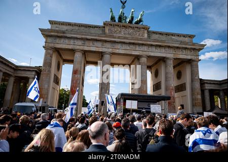 Berlin, Deutschland. Oktober 2023. Die Menschen nehmen an einer Solidaritätsdemonstration mit Israel auf dem Pariser Platz am Brandenburger Tor Teil. Quelle: Fabian Sommer/dpa/Alamy Live News Stockfoto