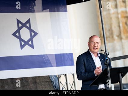 Berlin, Deutschland. Oktober 2023. Kai Wegner (CDU), regierender Bürgermeister von Berlin, spricht bei einer Solidaritätsdemonstration für Israel auf dem Pariser Platz am Brandenburger Tor. Quelle: Fabian Sommer/dpa/Alamy Live News Stockfoto