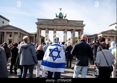 Berlin, Deutschland. Oktober 2023. Die Menschen nehmen an einer Solidaritätsdemonstration mit Israel auf dem Pariser Platz am Brandenburger Tor Teil. Quelle: Fabian Sommer/dpa/Alamy Live News Stockfoto