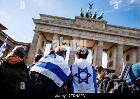 Berlin, Deutschland. Oktober 2023. Die Menschen nehmen an einer Solidaritätsdemonstration für Israel auf dem Pariser Platz am Brandenburger Tor Teil. Quelle: Fabian Sommer/dpa/Alamy Live News Stockfoto