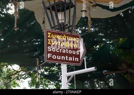 Wegweiser zum Brunnen Socratous (Castellania-Brunnen) an der besten Lage des Ippokratous-Platzes in Rhodos, Altstadt Stockfoto