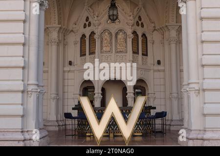 Budapest, Ungarn. Oktober 2023. Markenlogo am Eingang des Grand W Hotels am Andrassy Boulevard, Budapest Credit: SOPA Images Limited/Alamy Live News Stockfoto