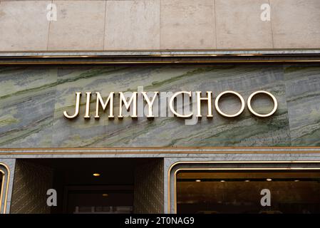 Budapest, Ungarn. Oktober 2023. Das Jimmy Choo Geschäft entlang des eleganten Boulevard Andrassy im Zentrum von Budapest. Quelle: SOPA Images Limited/Alamy Live News Stockfoto