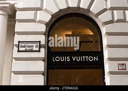 Budapest, Ungarn. Oktober 2023. Das Louis Vuitton Geschäft entlang des eleganten Boulevard Andrassy im Zentrum von Budapest. Quelle: SOPA Images Limited/Alamy Live News Stockfoto