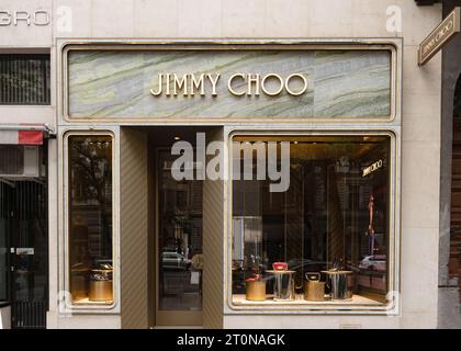 Budapest, Ungarn. Oktober 2023. Das Jimmy Choo Geschäft entlang des eleganten Boulevard Andrassy im Zentrum von Budapest. Quelle: SOPA Images Limited/Alamy Live News Stockfoto