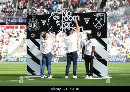 Allgemeine Ansicht der Kampagne „No Room for Rassismus“ vor dem Spiel der Premier League im London Stadium, London. Bilddatum: Sonntag, 8. Oktober 2023. Stockfoto