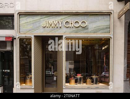 Das Jimmy Choo Geschäft entlang des eleganten Boulevard Andrassy im Zentrum von Budapest. (Foto: John Wreford / SOPA Images/SIPA USA) Stockfoto