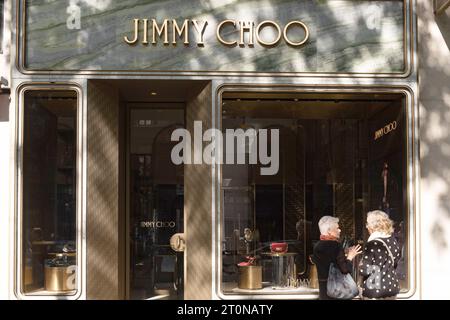 Das Jimmy Choo Geschäft entlang des eleganten Boulevard Andrassy im Zentrum von Budapest. (Foto: John Wreford / SOPA Images/SIPA USA) Stockfoto