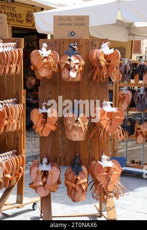 Handgefertigte Ledersandalen auf einem Holzregal zum Kauf in Rhodos City, Altstadt Stockfoto