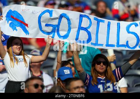 Tottenham Hotspur Stadium, London, Großbritannien. Oktober 2023. NFL UK Football, Jacksonville Jaguars versus Buffalo Bills; Buffalo Bills Fans Credit: Action Plus Sports/Alamy Live News Stockfoto