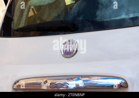 Fiat Automobiles, ein Emblem des italienischen Automobilherstellers auf der Rückseite eines weißen Fiat 500 Stadtwagens Stockfoto