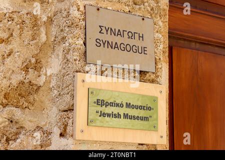 Schild am Eingang der Kahal Shalom Synagoge (Synagoge der Heiligen Friedenskongregation) in La Juderia, dem jüdischen Viertel von Rhodos Stockfoto