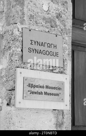 Schild am Eingang der Kahal Shalom Synagoge (Synagoge der Heiligen Friedenskongregation) in La Juderia, dem jüdischen Viertel von Rhodos Stockfoto