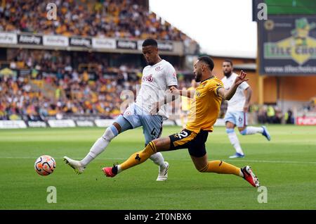 Matheus Cunha der Wolverhampton Wanderers wurde von Ezri Konsa von Aston Villa während des Premier League-Spiels in Molineux, Wolverhampton, blockiert. Bilddatum: Sonntag, 8. Oktober 2023. Stockfoto