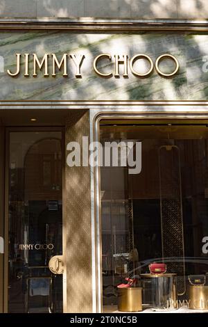 Budapest, Ungarn. Oktober 2023. Das Jimmy Choo Geschäft entlang des eleganten Boulevard Andrassy im Zentrum von Budapest. (Credit Image: © John Wreford/SOPA Images via ZUMA Press Wire) NUR REDAKTIONELLE VERWENDUNG! Nicht für kommerzielle ZWECKE! Stockfoto
