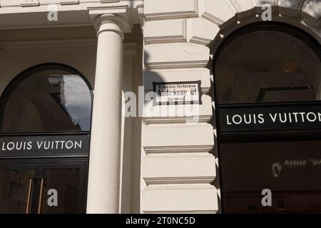 Budapest, Ungarn. Oktober 2023. Das Louis Vuitton Geschäft entlang des eleganten Boulevard Andrassy im Zentrum von Budapest. (Credit Image: © John Wreford/SOPA Images via ZUMA Press Wire) NUR REDAKTIONELLE VERWENDUNG! Nicht für kommerzielle ZWECKE! Stockfoto